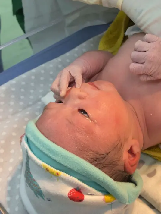 Keduanya hanya ingin berbagi tentang momen kebahagiaan bersama sang buah hati. Dinda dan Rey tidak akan menentukan saat anaknya sudah besar nanti apakah masih memakai akun tersebut atau tidak. (Instagram/dindahw)