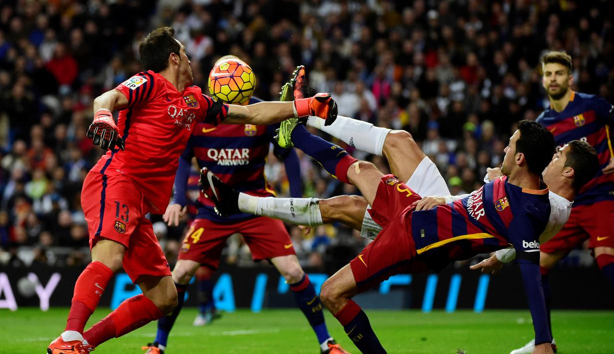 Kiper Barcelona, Claudio Bravo, berusaha mengamankan gawangnya dari gangguan pemain Real Madrid, Cristiano Ronaldo, dalam laga La Liga Spanyol di Stadion Santiago Bernabeu, Madrid, Minggu (22/11/2015) dini hari WIB. (AFP Photo/Pierre-Philippe Marcou)