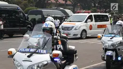 Kedatangan mobil jenazah pembawa Presiden ke-3 RI BJ Habibie di TMP Kalibata, Jakarta, Kamis (12/9/2019). Habibie dikebumikan bersebelahan dengan makam istri tercintanya, Ainun Habibie. (Liputan6.com/Helmi Fithriansyah)