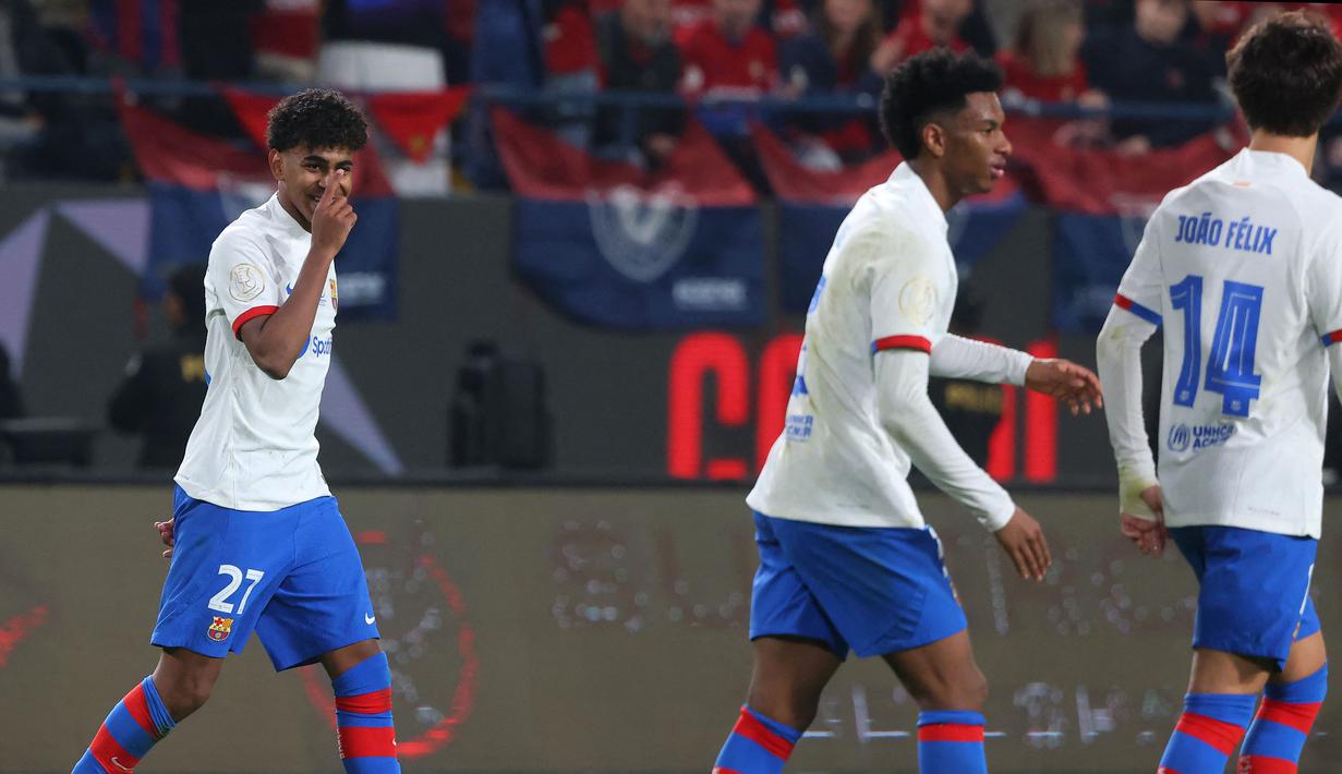 Pemain Barcelona, Lamine Yamal melakukan selebrasi setelah mencetak gol kedua timnya pada babak semifinal Piala Super Spanyol di Stadion Al-Awwal, Riyadh, Arab Saudi, Kamis (11/01/2024). (AFP/Fayez Nureldine)