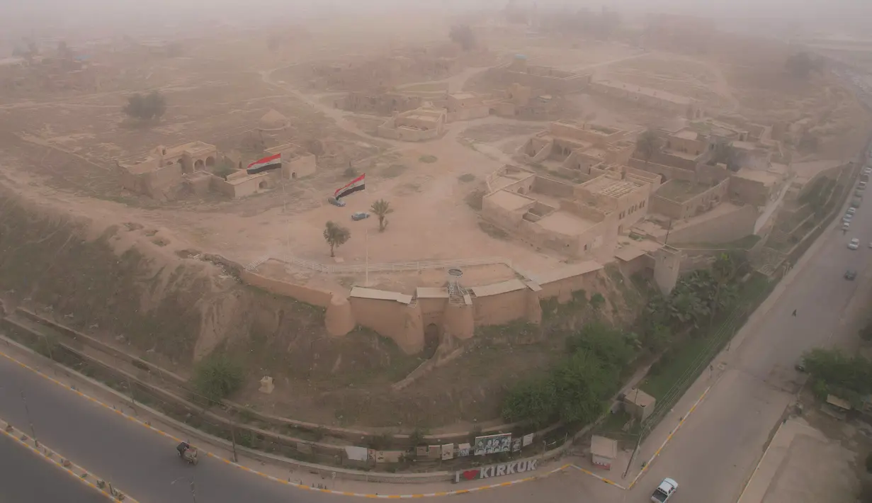 Pemandangan benteng kuno kota Kirkuk saat badai debu, di utara Irak (9/4/2022). Badai debu telah melanda sebagian besar Irak, meninggalkan puluhan orang di rumah sakit dengan masalah pernapasan. (AFP/Shwan Nawzad)