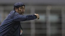 Pelatih Persela Lamongan, Nil Maizar, memberikan instruksi saat melawan Tira Persikabo pada laga Liga 1 di Stadion Pakansari, Bogor, Senin (16/12). Kedua klub bermain imbang 1-1. (Bola.com/Vitalis Yogi Trisna)