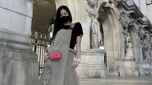 Intip Gaya Para Selebriti Korea Berpose dengan Dior Micro Bag