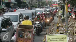 Sejumlah kendaraan bermotor tampak merayap memasuki Jalan Malioboro, Yogyakarta, Sabtu (9/7). Libur lebaran, Jalan malioboro di dominasi wisatawan dari luar kota. (Liputan6.com/Boy Harjanto)