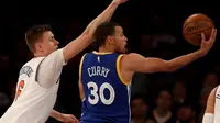 Guard Golden State Warriors, Stephen Curry (kanan), mencetak 31 poin untuk membawa timnya mengalahkan tuan rumah New York Knicks dalam lanjutan NBA, Minggu (5/3/2017). (NBA.com)