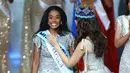 Miss World 2018 Vanessa Ponce menyematkan selempang kepada Miss Jamaika, Toni-Ann Singh seusai terpilih menjadi Miss World 2019 pada grand final di ExCeL, London, Sabtu (14/12/2019). Toni-Ann, 23, berhasil menyingkirkan 100 wanita tercantik dari berbagai negara. (Joel C Ryan/Invision/AP)
