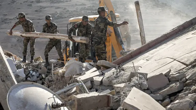 Pencarian Korban Gempa Maroko di Antara Puing Bangunan