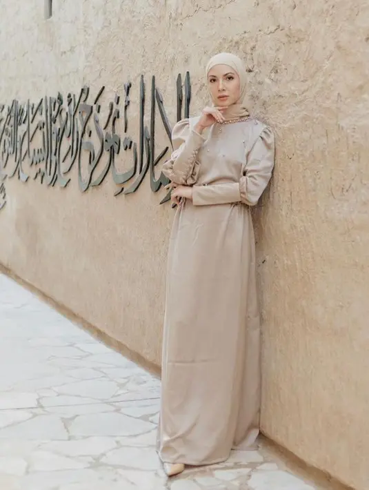 Gamis dengan aksen puff di bagian lengan juga bisa bikin penampilanmu semakin menawan. Seperti look pesinetron Ratna Galih ini. (Instagram/ratnagalih).