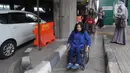 Penyandang disabilitas menuju area parkir khusus di Stasiun MRT Lebak Bulus, Jakarta, Kamis (20/02/202020). Mulai hari ini para penyandang disabilitas pengguna MRT dapat memarkirkan kendaraan mereka secara gratis di lokasi yang disediakan oleh pihak MRT. (merdeka.com/Arie Basuki)
