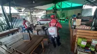 Relawan semprotkan disinfektan di cafe khusus jurnalis peliput Covid-19 di Jalan Mawar, Samarinda.