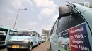 Angkot terparkir bersebelahan dengan mobil OK Otrip saat mangkal di Terminal Kampung Melayu, Jakarta, Selasa (10/7). Hingga saat ini baru dua operator angkot yang bergabung dengan program OK Otrip. (Merdeka.com/Iqbal Nugroho)