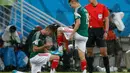 Gaya selebrasi pemain Meksiko usai Oribe Peralta (kedua dari kanan) berhasil menjebol gawang Kamerun di babak penyisihan grup A Piala Dunia 2014 di Estadio das Dunas, Natal, Brasil, (13/6/2014). (REUTERS/Toru Hanai)
