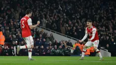 Pemain Arsenal Sokratis Papastathopoulos (kiri) merayakan dengan rekan setimnya Lucas Torreira usai mencetak gol ke gawang Manchester United pada pertandingan lanjutan Liga Inggris di Emirates Stadium, London, Rabu (1/1/2020). Arsenal menang 2-0. (AP Photo/Matt Dunham)
