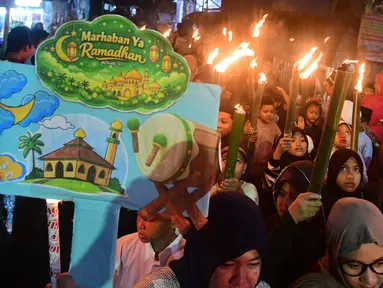 Anak-anak saat mengikuti pawai obor di kawasan Cinere,  Depok, Senin (16/2/2026). (merdeka.com/Arie Basuki)