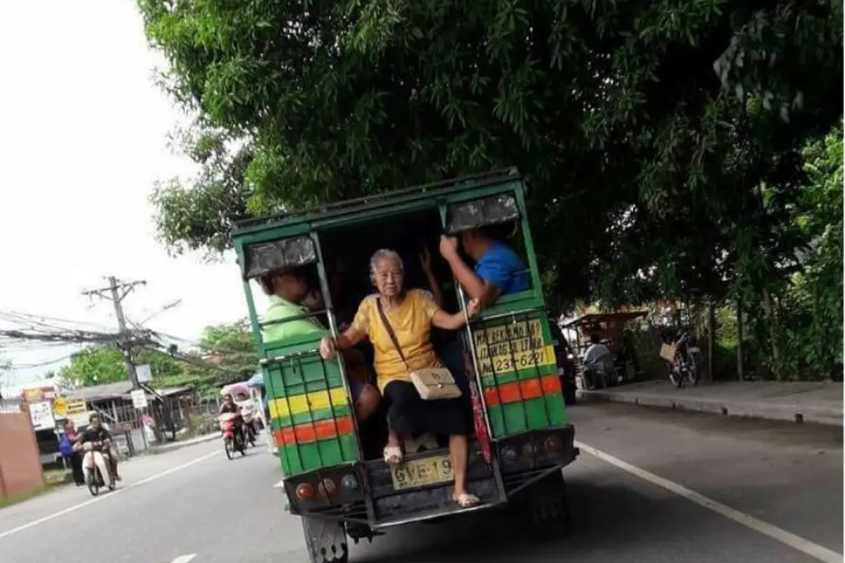 [Bintang] Video Nenek Naik Angkot Duduk Dekat Pintu Ini Bikin Geram Netizen