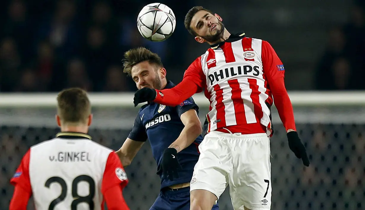 Striker PSV Eindhoven, Gaston Pereiro, duel udara dengan gelandang Atletico Madrid, Saul Niguez. Hasil imbang ini bisa menjadi bekal bagi PSV untuk lolos ke babak 8 besar. (Reuters/Michael Kooren)