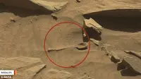 Penampakan benda mirip sendok di Planet Mars. (NASA)