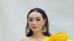 Penampilan pelantun tembang Bang Jono ini semakin cetar dengan busana kuning mengkilat ini. Ia tampil stunning dengan dress bahu terbuka. Salah satu lengannya dibuat lebih berisi dengan menambahkan layer berlapis. Riasan yang dikenakan adalah soft glam makeup yang membuat penampilan Zaskia terlihat elegan. (Liputan6.com/IG/@zaskia_gotix)