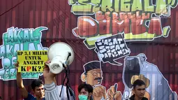 Sejumlah Mahasiswa berorasi saat melakukan Aksi di depan Gedung MPR/DPR Jakarta, Jumat (16/6). Dalam aksinya mereka menuntut Tolak Angket KPK. (Liputan6.com/Johan Tallo)