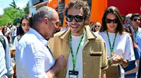 Mantan pembalap Motogp asal Italia dan juara dunia beberapa kali, Valentino Rossi (tengah), tiba untuk menghadiri Grand Prix Formula Satu Emilia Romagna 2025 di sirkuit Imola di Imola, pada 18 Mei 2025. (Andrej ISAKOVIC/AFP)