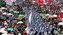 Pasukan drumband mengiringi Kirab Budaya yang dilaksanakan sepanjang jalan Sudirman-Thamrin, Jakarta Pusat, Senin (20/10/2014) (Liputan6.com/Johan Tallo)