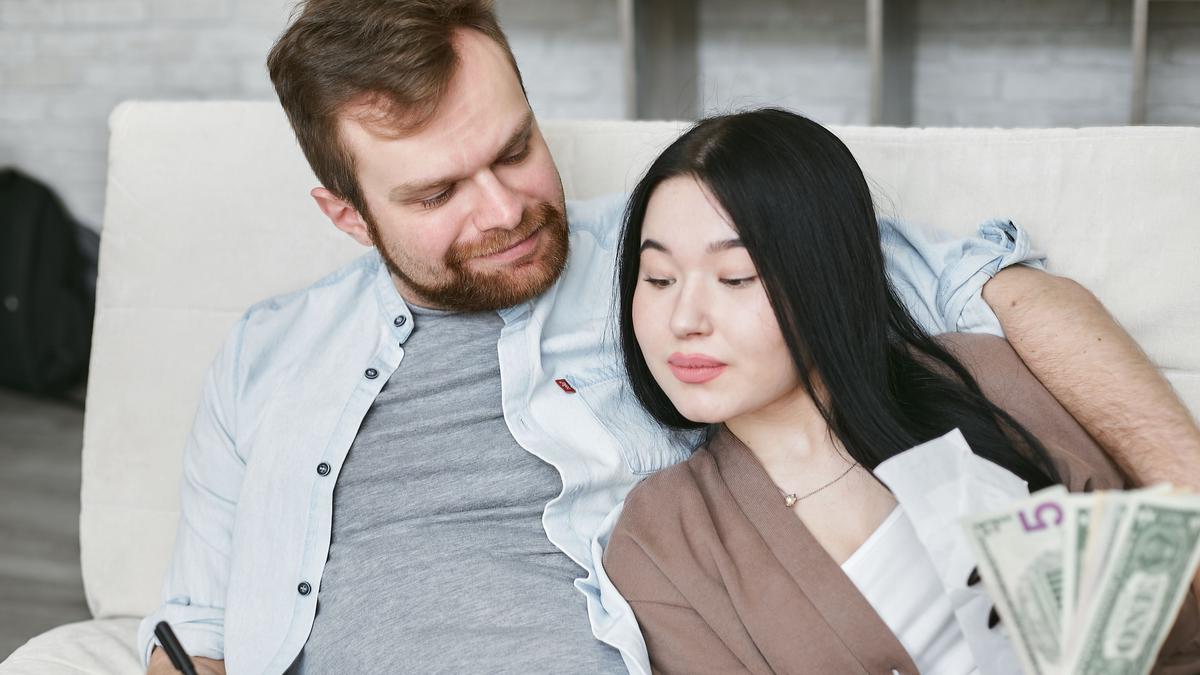 Menggabungkan Keuangan dengan Pasangan, Perlukah Memiliki Rekening Bersama?