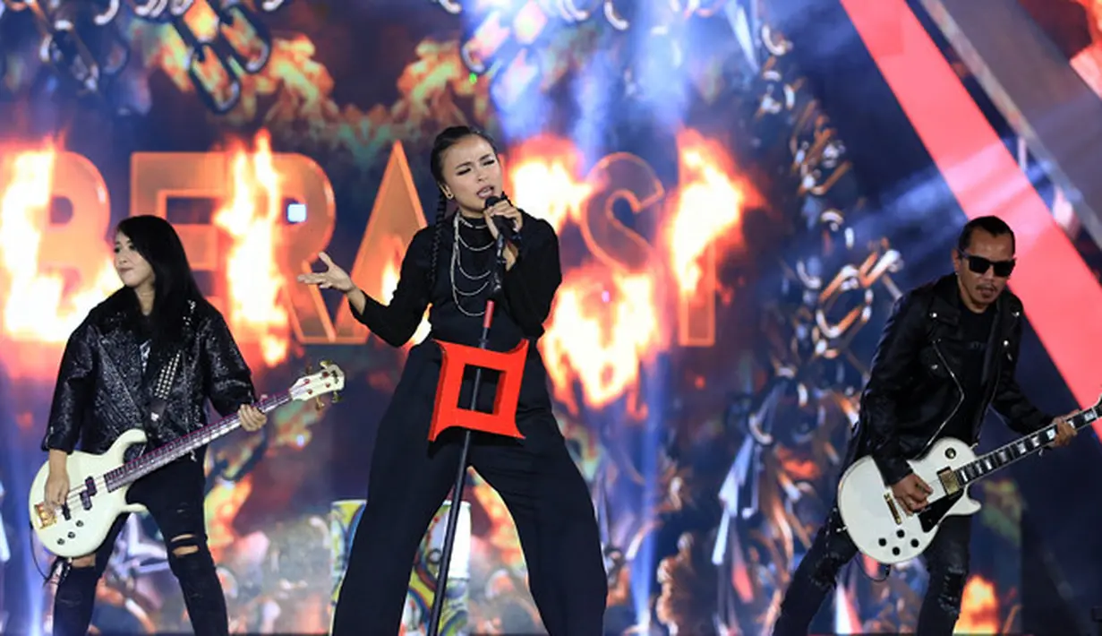 Tak ayal, alunan musik khas band Kotak ini membuat semangat masyarakat semakin membara menyambut malam pergantian tahun. Dengan enerjik, mereka bergoyang mengikuti alunan musik. (Deki Prayoga/Bintang.com)