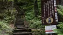 Tanda peringatan bagi pejalan kaki tentang beruang di Air Terjun Shiraito, di utara kota resor Karuizawa, prefektur Nagano. (AFP/Richard A. Brooks)