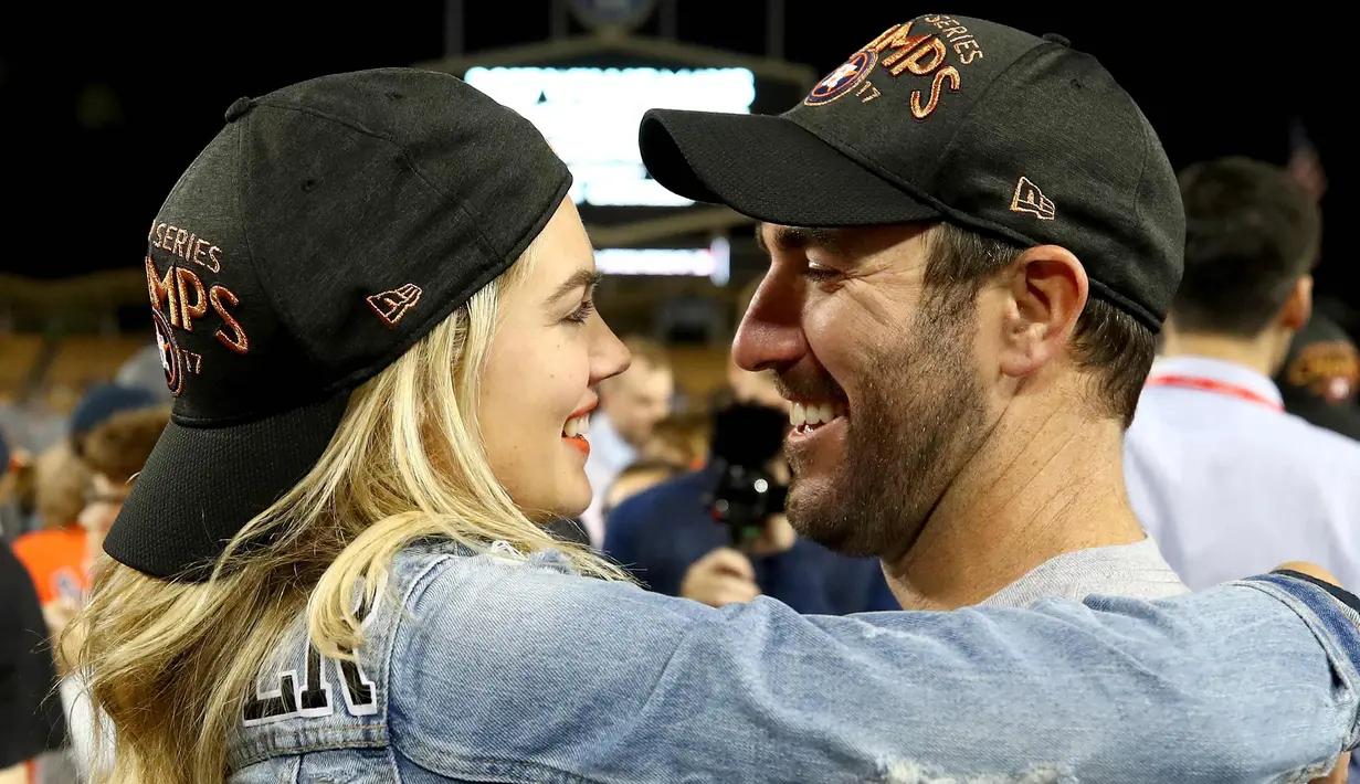 Model Kate Upton saling bertatapan dengan tunangannya pemain Houston Astros, Justin Verlander usai memenangkan pertandingan melawan Los Angeles Dodgers 5-1 di game ke tujuh di Dodger Stadium di Los Angeles, California (1/11). (Ezra Shaw/Getty Images/AFP)
