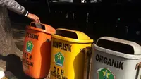 Masih banyak warga membuang sampah sembarangan meski Pemerintah Kota Malang sudah disediakan tempat sampah (Liputan6.com/Zainul Arifin)