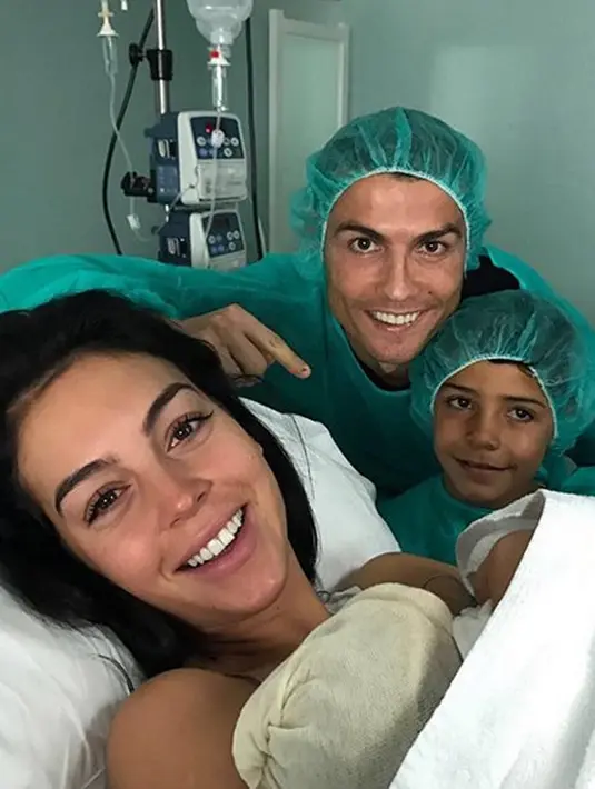Tiga hari setelah bayi perempuan itu lahir, Georgina mengunggah foto dirinya bersama sang anak. Georgina pun menyampaikan isi hatinya setelah melahirkan anaknya yang diberi nama Alana Martina. (Instagram/cristiano)