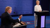 Hillary Clinton menyimak pemaparan Capres AS dari Partai Republik, Donald Trump saat debat capres AS ketiga dan terakhir di University of Nevada, Las Vegas, Rabu (19/10). (REUTERS/Mark Ralston/Pool)