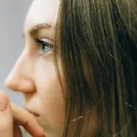 Ilustrasi penggunaan softlens (sumber foto: pexels.com/Nataliya Vaitkevich)