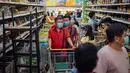 Warga berbelanja di sebuah supermarket di Kuala Lumpur, Malaysia, Selasa (17/3/2020). Malaysia memberlakukan kebijakan restriktif komprehensif termasuk menutup toko-toko dan sekolah-sekolah serta menerapkan larangan perjalanan dalam upaya membatasi penyebaran virus corona COVID-19. (Xinhua/Zhu Wei)