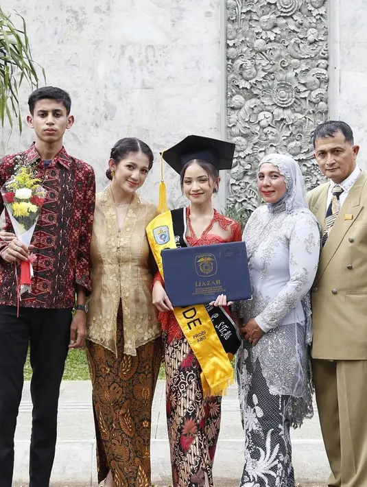 Di momen bahagia itu, Bella juga didampingi oleh kedua orangtua dan saudara-saudaranya. Dukungan dari keluarga membuatnya bersyukur karena bisa menyelesaikan study tempat waktu. "Bersyukur untuk mereka yang mencintai dan mendukung saya tanpa syarat," pungkasnya. (Liputan6.com/IG/@bellagap)