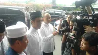 Jokowi diantar sejumlah anggota tim pemenangannya. Terlihat ada Tjahjo Kumolo, Anis Baswedan, dan Alwi Shihab.