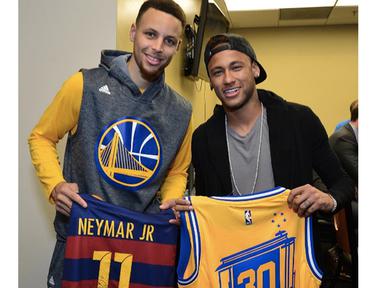  Neymar bertukar jersey dengan Stephen Curry usai menyaksikan  Game 2  Final NBA 2016 antara  Golden State Warriors vs Cleveland Cavaliers di ORACLE Arena, senin (6/6/2016) WIB, Oakland, California.  (Bola.com/InstagramFCBarcelona)