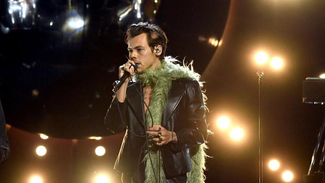 Dalam gambar ini dirilis pada 14 Maret, Harry Styles tampil di panggung Grammy Awards ke-63 di Los Angeles Convention Center di Los Angeles, California dan disiarkan pada 14 Maret 2021. (KEVIN WINTER / GETTY IMAGES NORTH AMERICA / GETTY IMAGES VIA AFP)