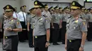 Dirtipideksus Bareskrim, Brigjen Agung Setya (kanan) dan Kadiv Humas Mabes Polri, Irjen Boy Rafli Amar (tengah) mengikuti upacara kenaikan pangkat bersama 8 perwira tinggi lainnya di Rupatama Mabes Polri, Jakarta, Senin (23/5). (Liputan6.com/Johan Tallo)