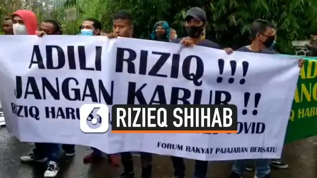 Kelompok masyarakat di Bogor yang menamakan diri Forum Rakyat Padjajaran berdemo di depan perumahan Mutiara Sentul, tempat yang disinyalir menjadi persembunyian Rizieq Shihab setelah kabur dari isolasi Rumah Sakit UMMI.