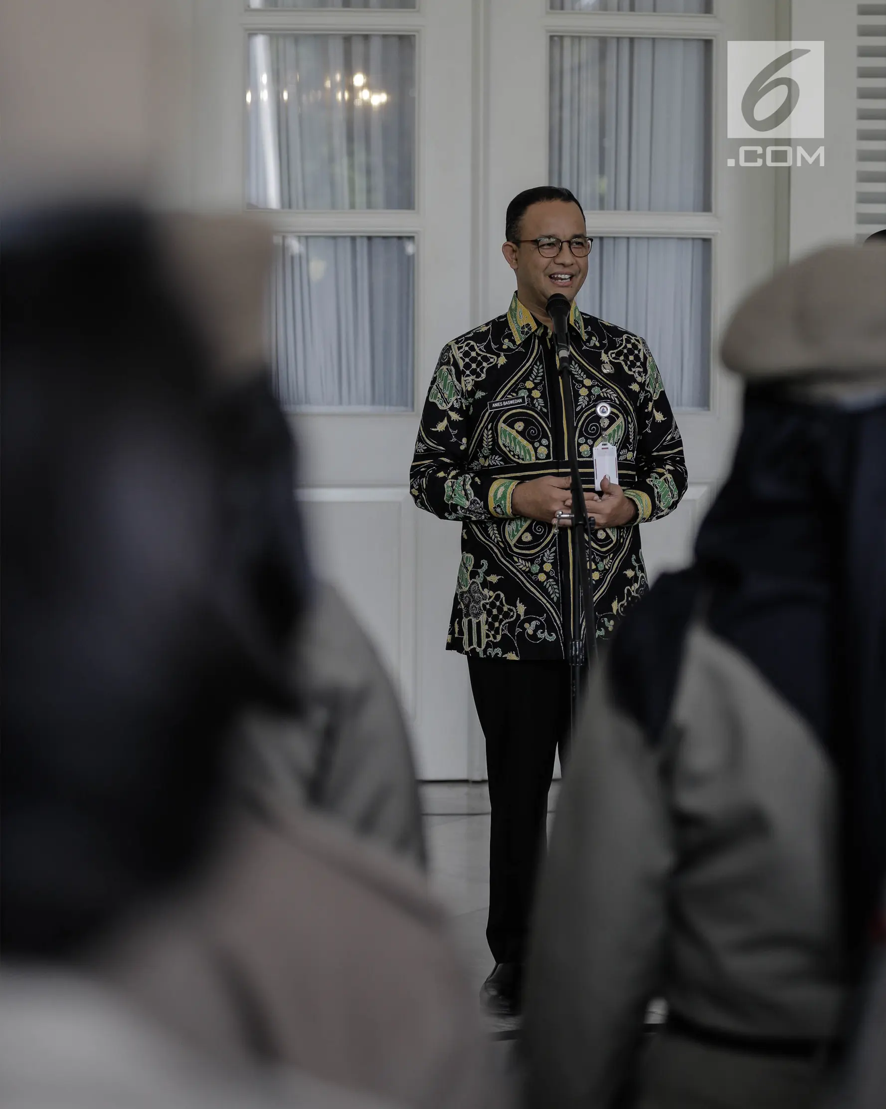 Gubernur DKI Jakarta Anies Baswedan berpidato saat memimpin pelepasan personel Satpol PP di halaman Pendopo Balai Kota, Jakarta, Kamis (29/3). Dari 30 personel tersebut mayoritas ibu-ibu. (Liputan6.com/Faizal Fanani)