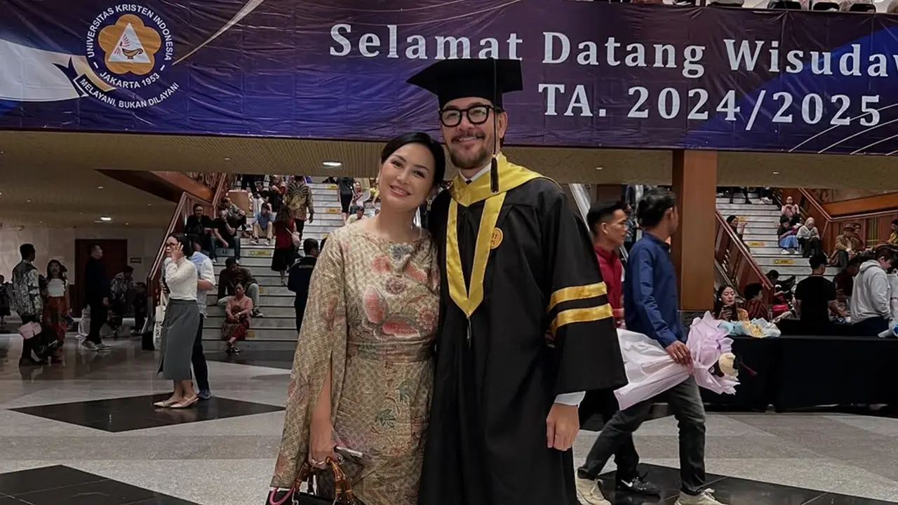 6 Potret Ferry Salim Wisuda Magister Hukum di Usia 58 Tahun, Penuh Syukur dan Bangga