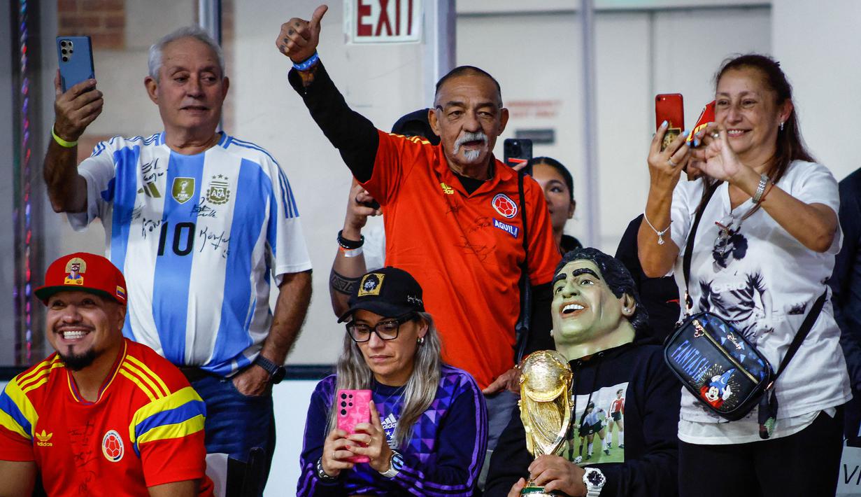 Sejumlah fans memberikan dukungan kepada sejumlah mantan pesepak bola yang berkompetisi dalam laga bertajuk Legends Soccer Match untuk merayakan ulang tahun Diego Maradona di American Dream Mall, East Rutherford, New Jersey, pada 30 Oktober 2025. (AFP/Kena Betancur)