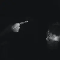 Ilustrasi inner child yang terluka. (Foto: Unsplash/Artyom Kabajev)