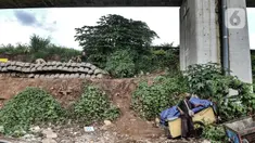 Potret Kohar (63), salah satu tunawisma, saat berada di kolong rel rel dwi ganda atau double-double track (DDT) di kawasan Manggarai, Jakarta, Kamis (7/1/2021). Sedikitnya 8 keluarga saat ini menjadi penghuni kolong lintasan DDT yang baru rampung tersebut. (merdeka.com/Iqbal S. Nugroho)
