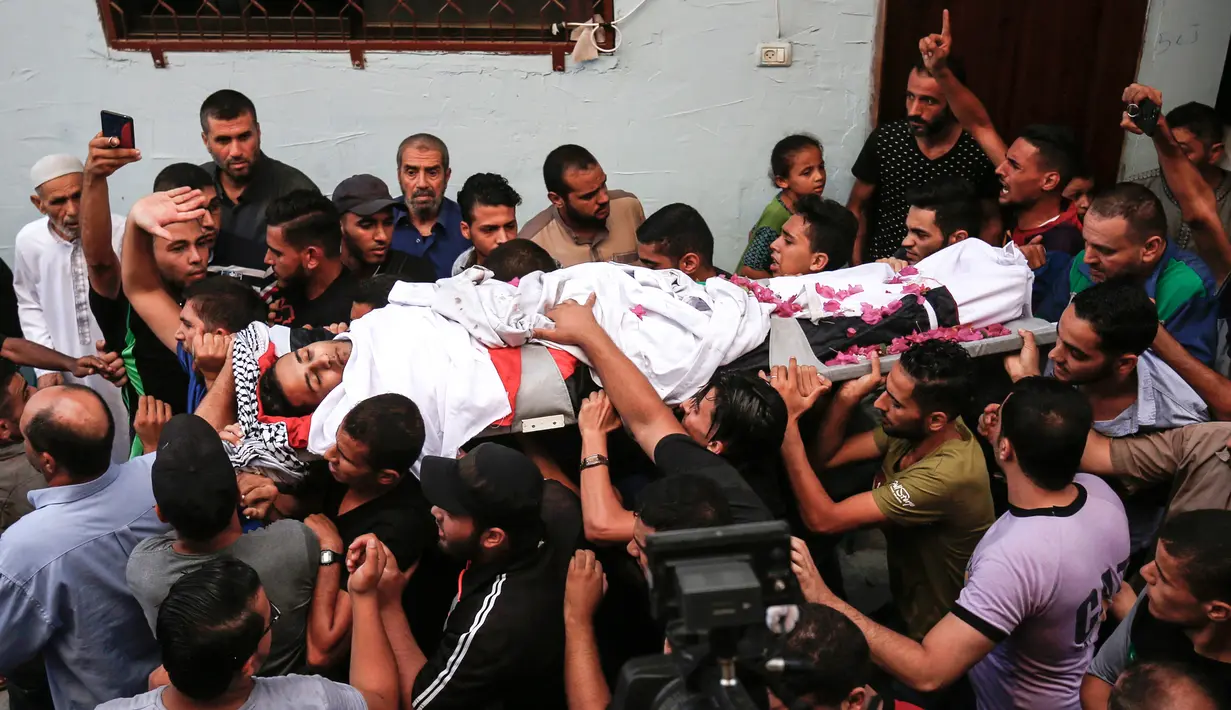 Pelayat membawa jasad paramedis Palestina Abdullah al-Qutati di Rafah, Jalur Gaza, Sabtu (11/8). Abdullah al-Qutati ditembak tentara Israel saat bertugas dalam demo Great March of Return. (SAID KHATIB/AFP)