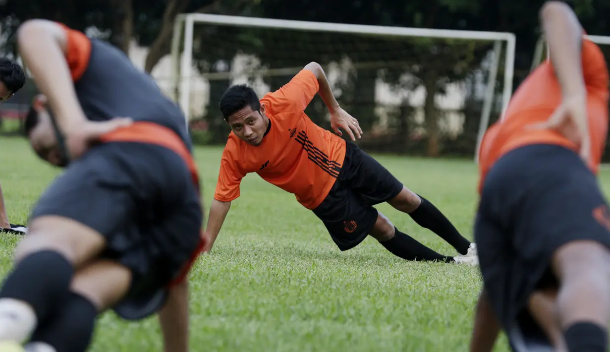 Pemain Persija Jakarta, Evan Dimas, saat latihan di Lapangan Sutasoma, Jakarta, Jumat (17/1/2020). Gelandang Timnas Indonesia ini menjadi rekrutan baru Macan Kemayoran untuk mengarungi Liga 1 musim depan. (Bola.com/M Iqbal Ichsan)