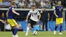 Joshua Kimmich (CM) - Pemain berusia 26 tahun ini terpilih menjadi salah satu dari tiga gelandang starting eleven pemain berbandrol tinggi. (Foto: AFP/Adrian Dennis)