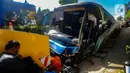 Kecelakaan bermula akibat bus berpenumpang 8 orang mengalami rem blong dan menabrak angkutan kota.(merdeka.com/Arie Basuki)