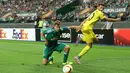Pemain Rapid, Louis Schaub (kiri), mencuri bola dari kaki penyerang Villarreal CF, Leo Baptistaodi laga fase grup Liga Europa di Stadion Ernst Happel, Wina, Austria, Kamis (18/9/2015) dini hari WIB. (Bola.com/Reza Khomaini)
